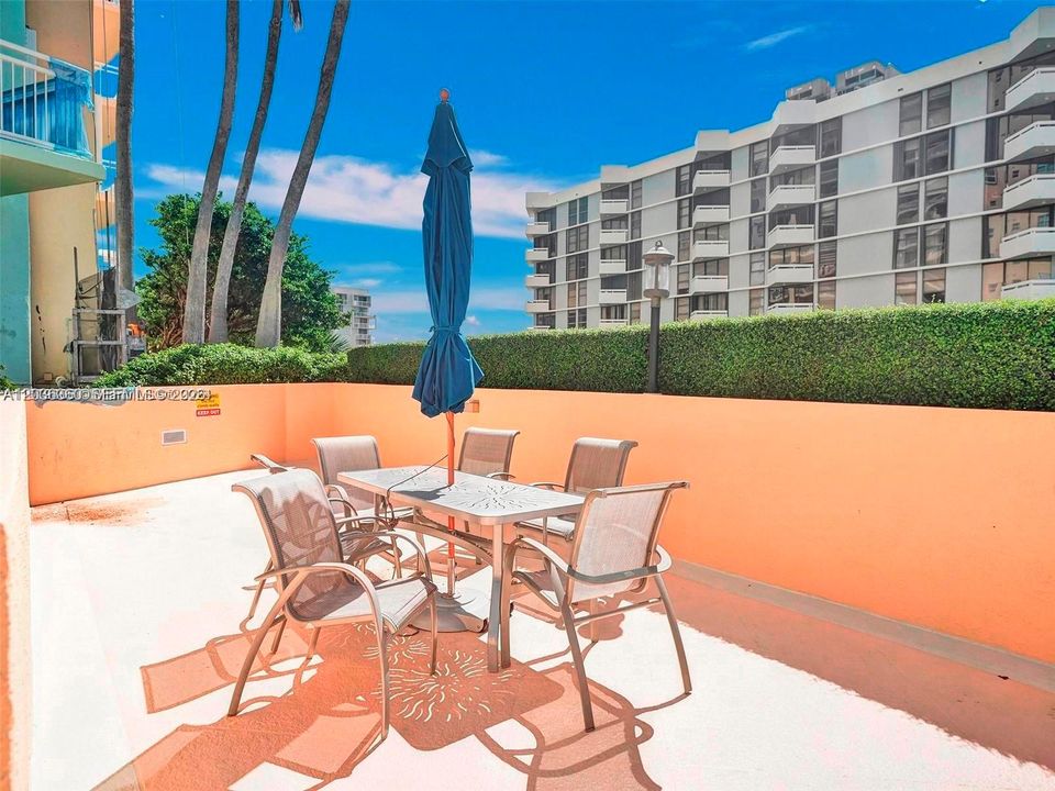 For Sale: $710,000 (2 beds, 2 baths, 1140 Square Feet)