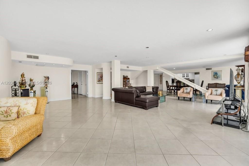 For Sale: $1,495,000 (3 beds, 2 baths, 3744 Square Feet)