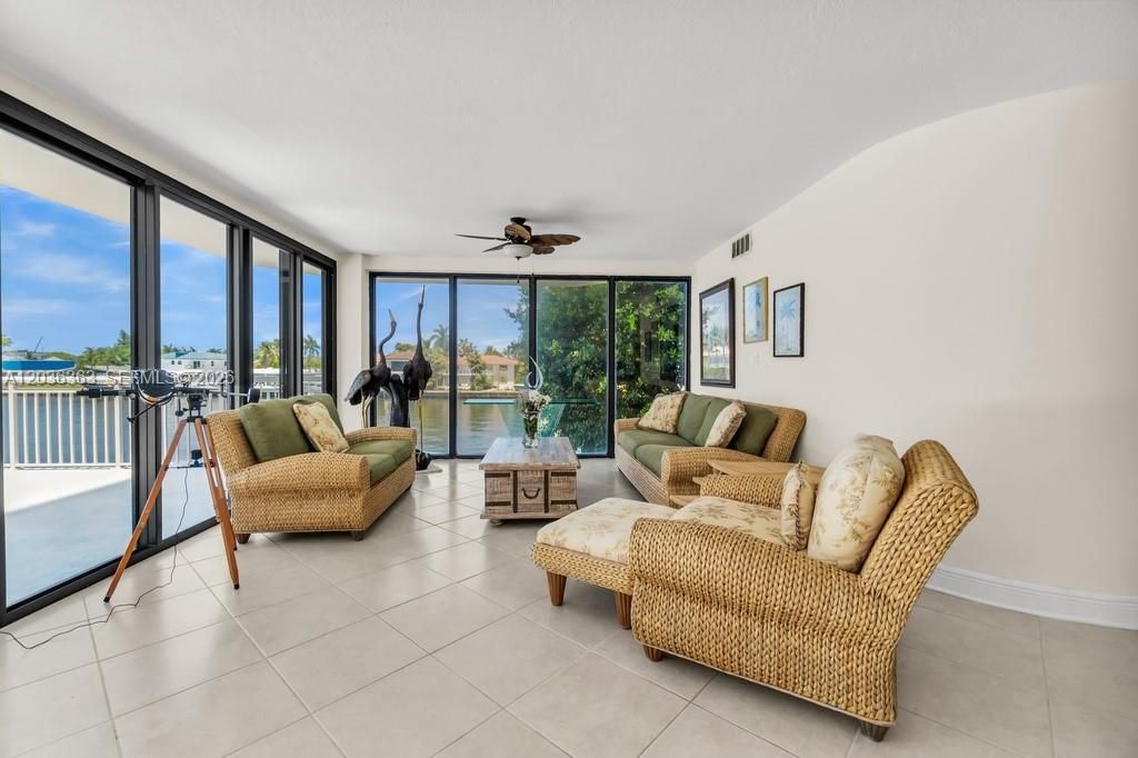 For Sale: $1,495,000 (3 beds, 2 baths, 3744 Square Feet)