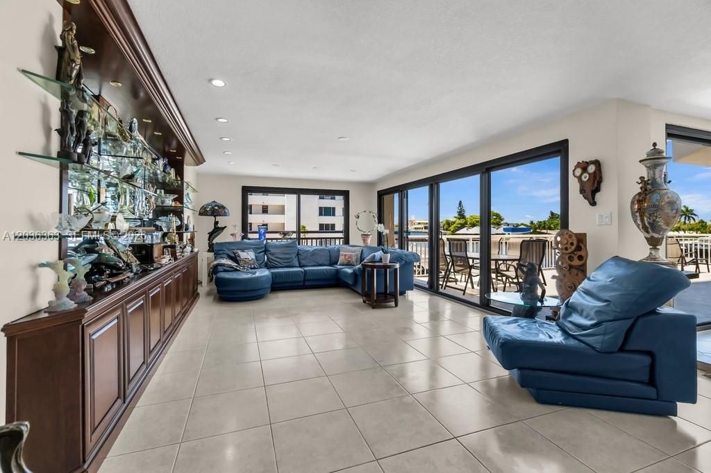 For Sale: $1,495,000 (3 beds, 2 baths, 3744 Square Feet)