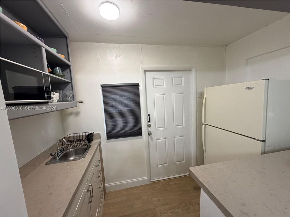 For Rent: $1,500 (1 beds, 1 baths, 1396 Square Feet)