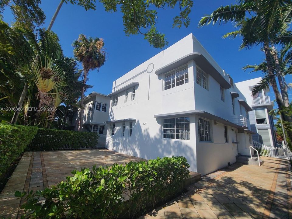 Cozy & well-maintained paved front yard
