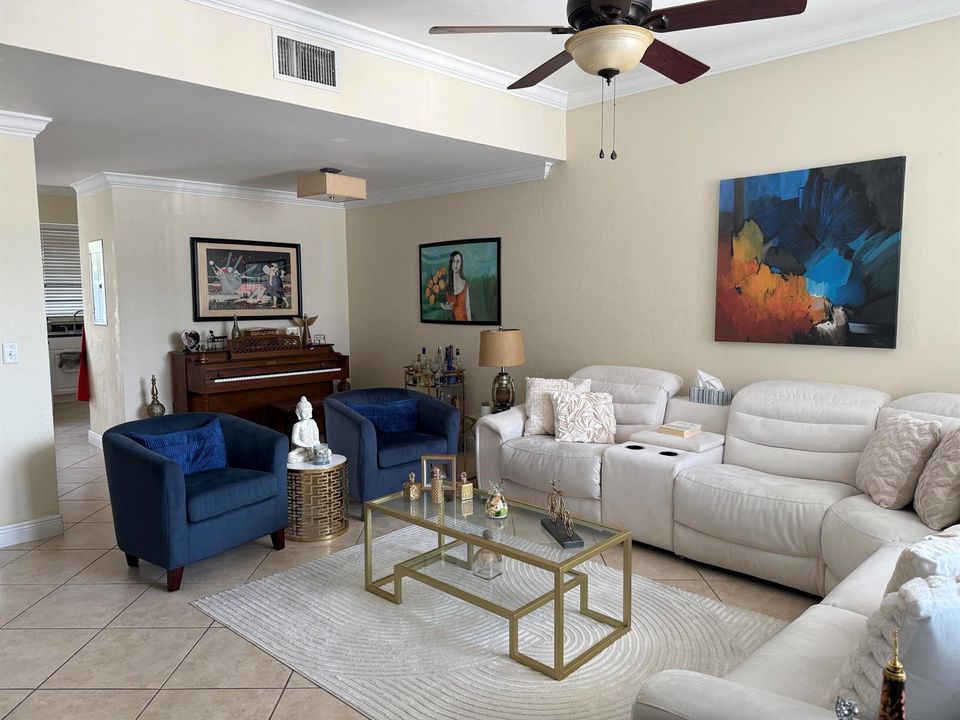3829 Living room IMG_4637