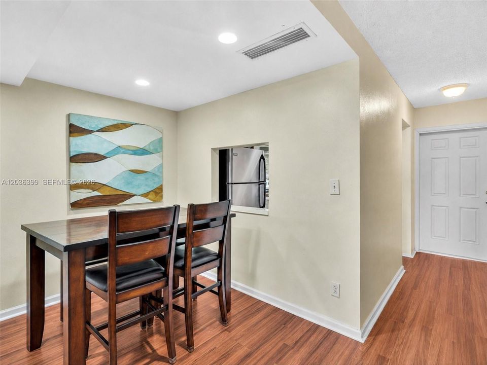 For Sale: $255,000 (2 beds, 1 baths, 1040 Square Feet)