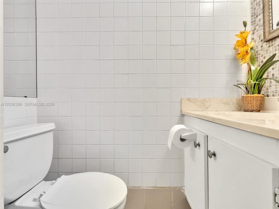 For Sale: $255,000 (2 beds, 1 baths, 1040 Square Feet)