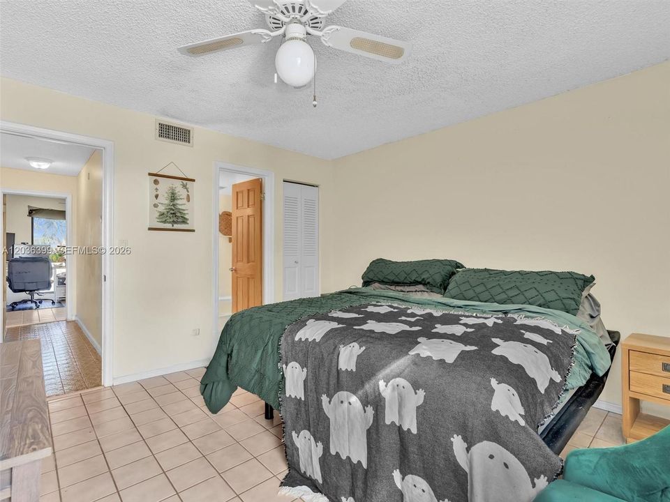 For Sale: $255,000 (2 beds, 1 baths, 1040 Square Feet)