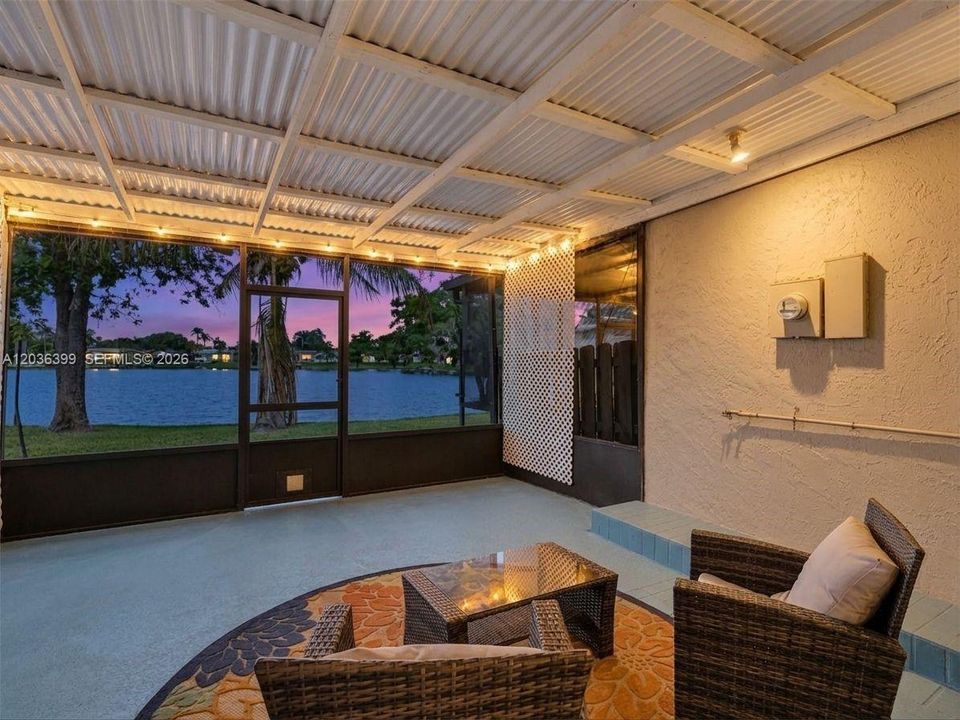 For Sale: $255,000 (2 beds, 1 baths, 1040 Square Feet)