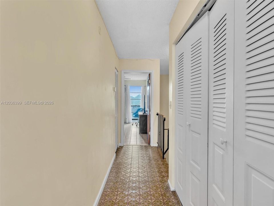 For Sale: $255,000 (2 beds, 1 baths, 1040 Square Feet)