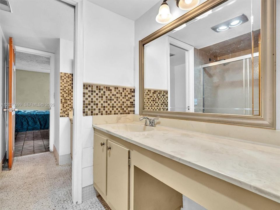 For Sale: $255,000 (2 beds, 1 baths, 1040 Square Feet)