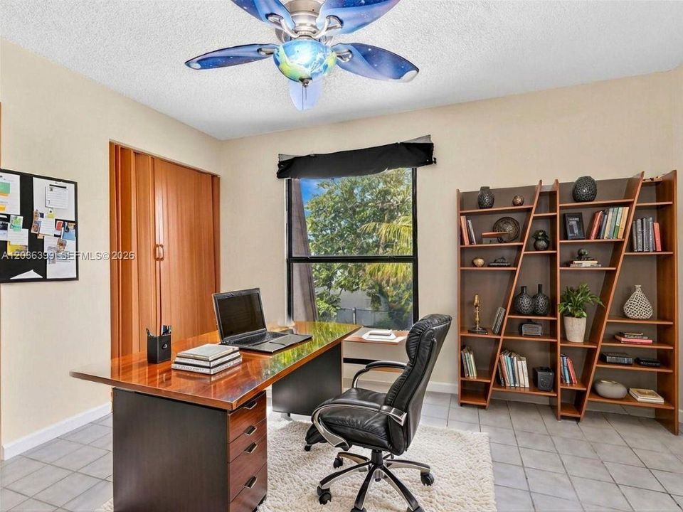For Sale: $255,000 (2 beds, 1 baths, 1040 Square Feet)