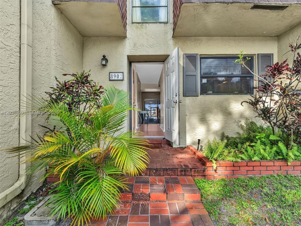 For Sale: $255,000 (2 beds, 1 baths, 1040 Square Feet)