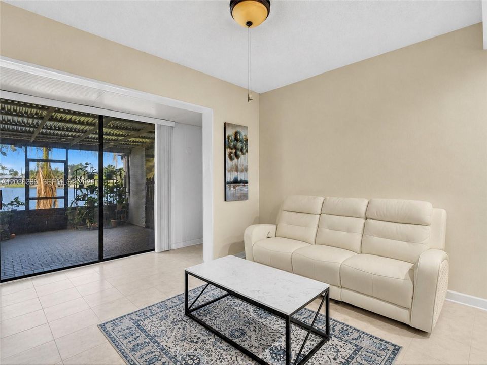 For Sale: $255,000 (2 beds, 1 baths, 1040 Square Feet)