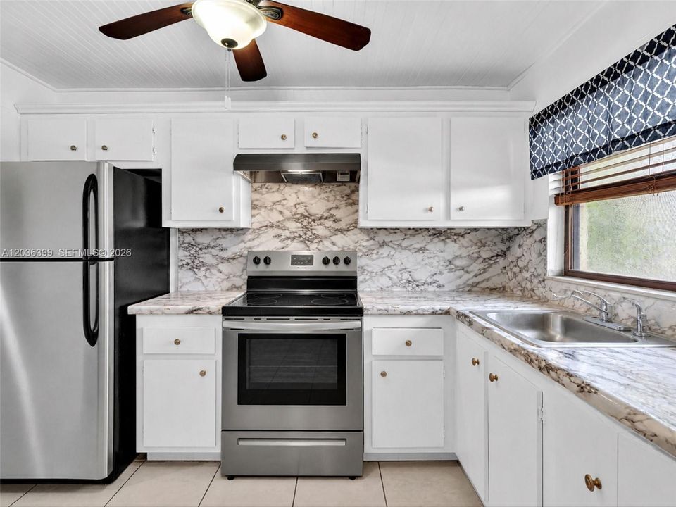 For Sale: $255,000 (2 beds, 1 baths, 1040 Square Feet)