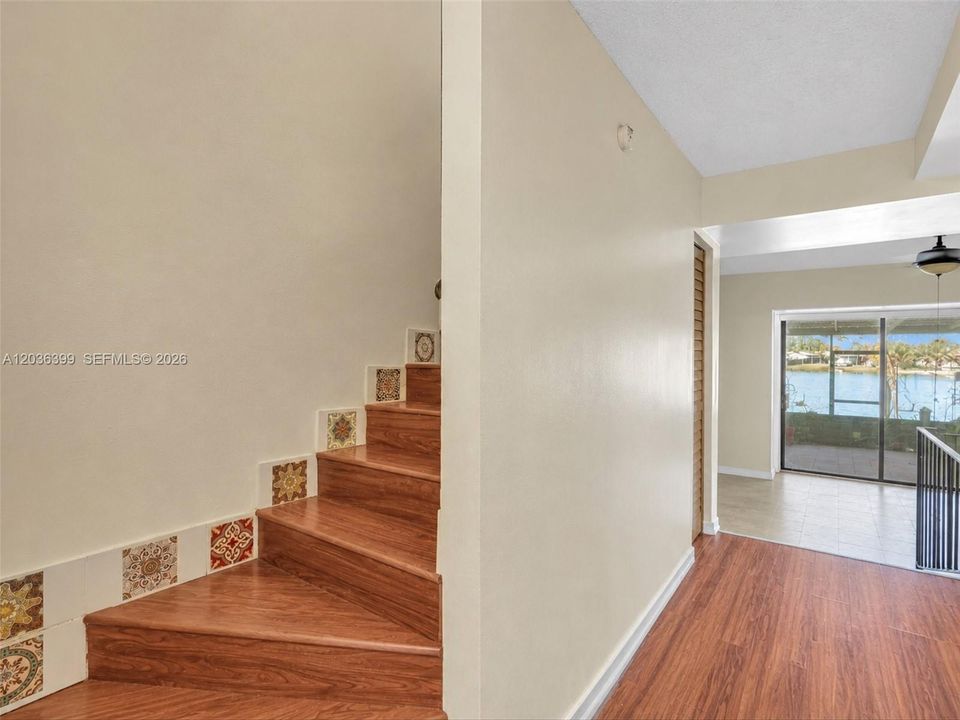 For Sale: $255,000 (2 beds, 1 baths, 1040 Square Feet)