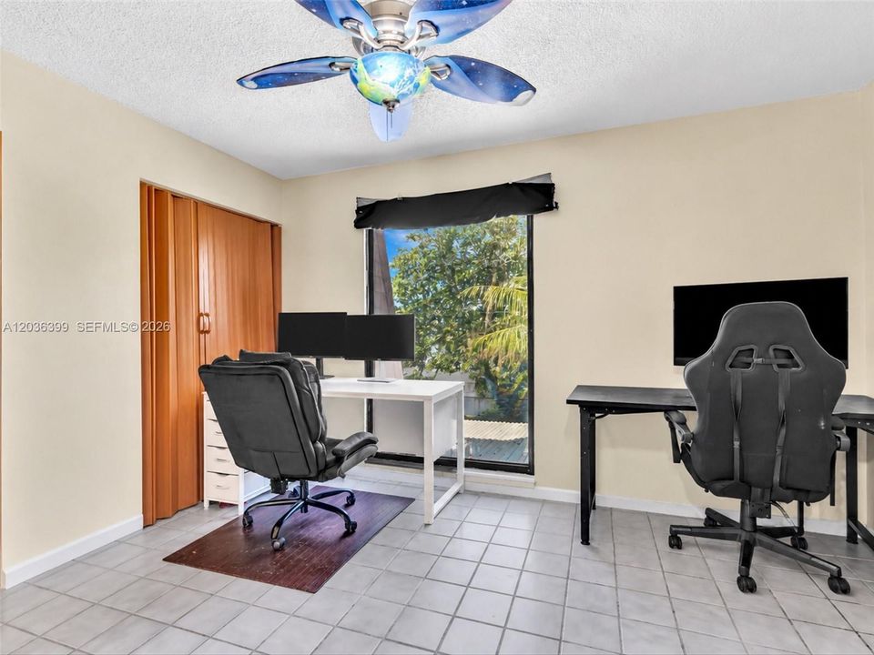 For Sale: $255,000 (2 beds, 1 baths, 1040 Square Feet)