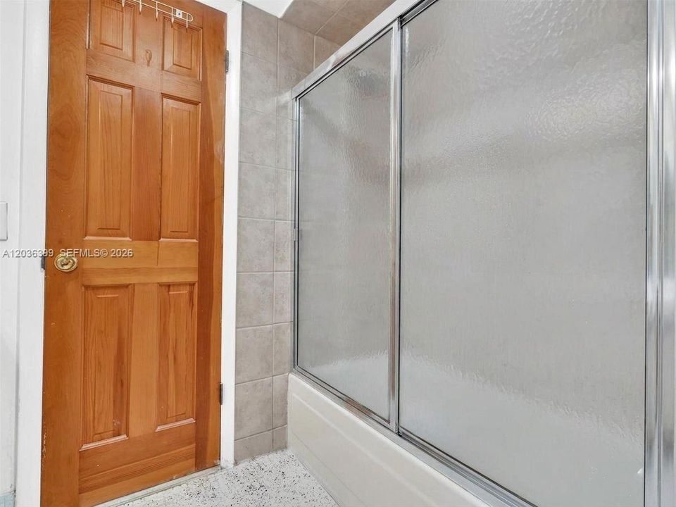For Sale: $255,000 (2 beds, 1 baths, 1040 Square Feet)
