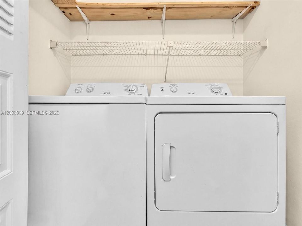 For Sale: $255,000 (2 beds, 1 baths, 1040 Square Feet)