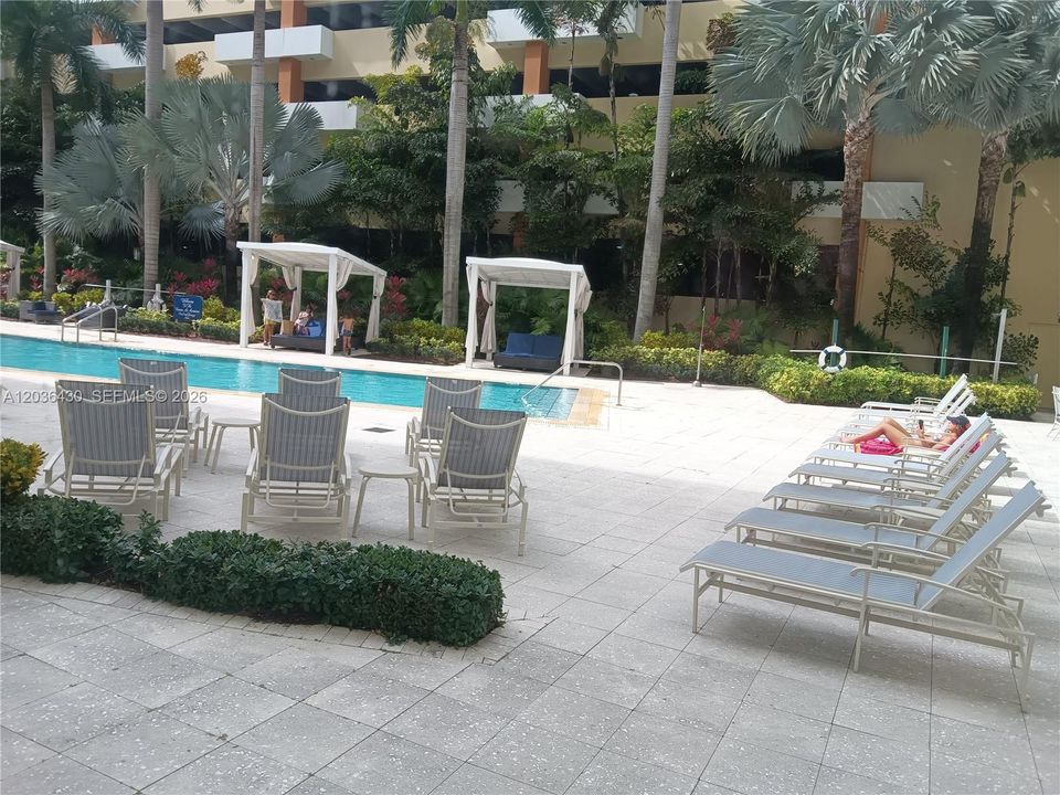 For Rent: $2,190 (1 beds, 1 baths, 828 Square Feet)