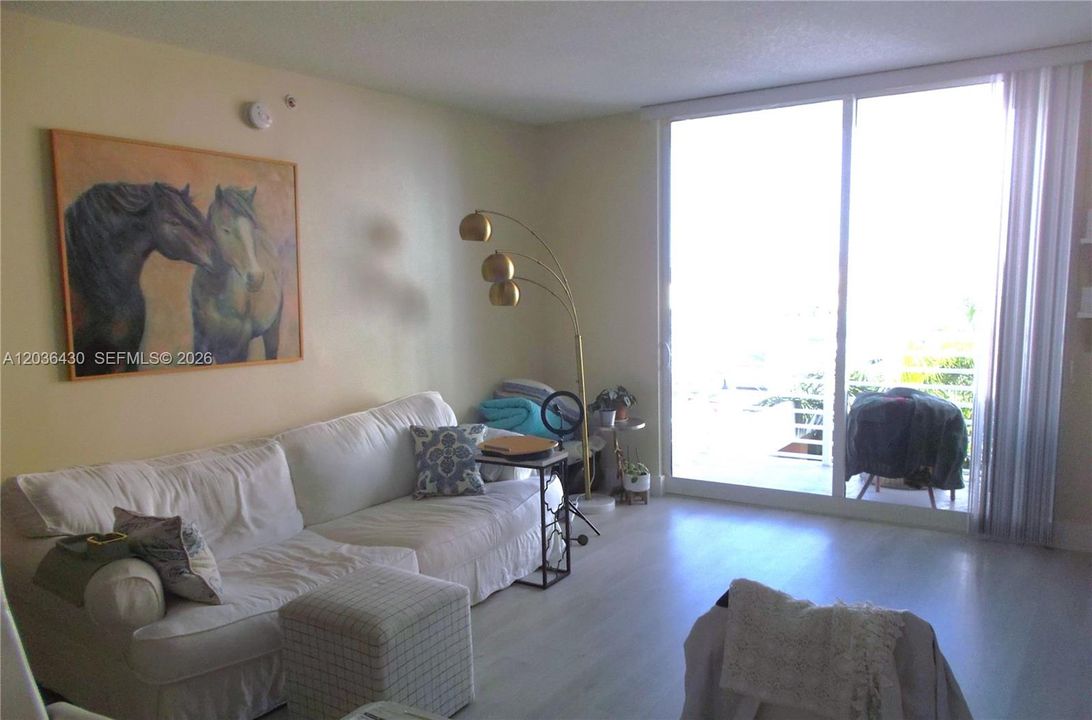 For Rent: $2,190 (1 beds, 1 baths, 828 Square Feet)