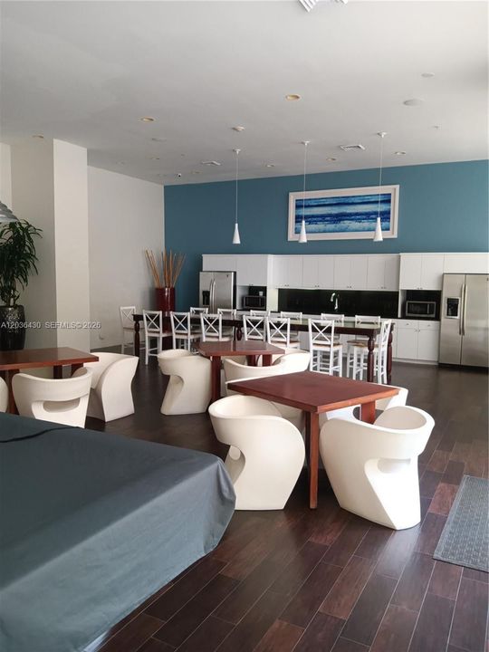 For Rent: $2,190 (1 beds, 1 baths, 828 Square Feet)