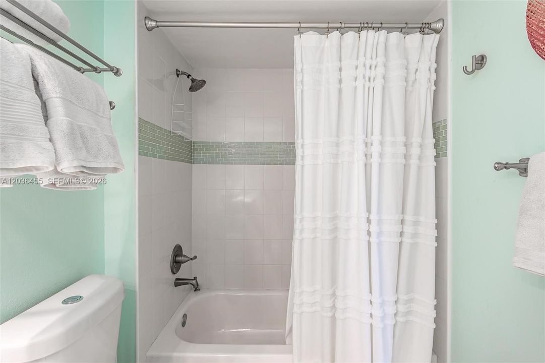 Main bedrm bath