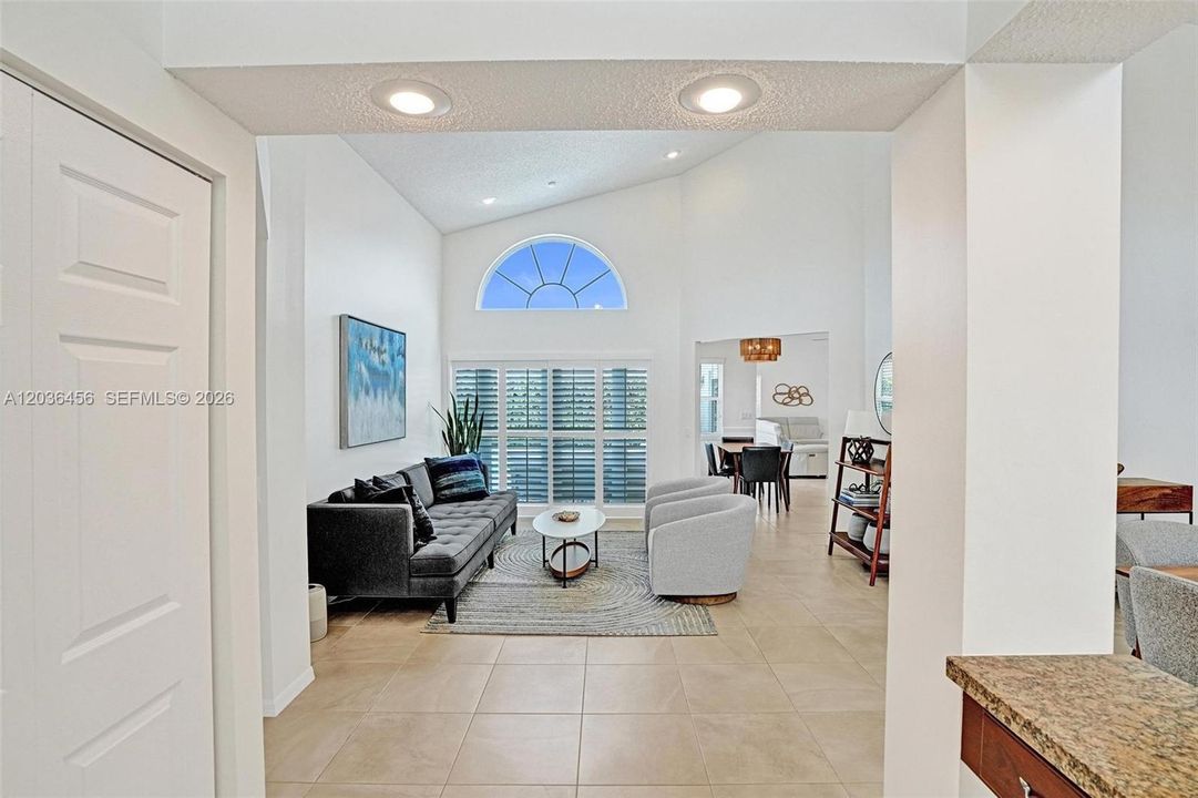En Venta: $999,000 (3 camas, 3 baños, 2318 Pies cuadrados)