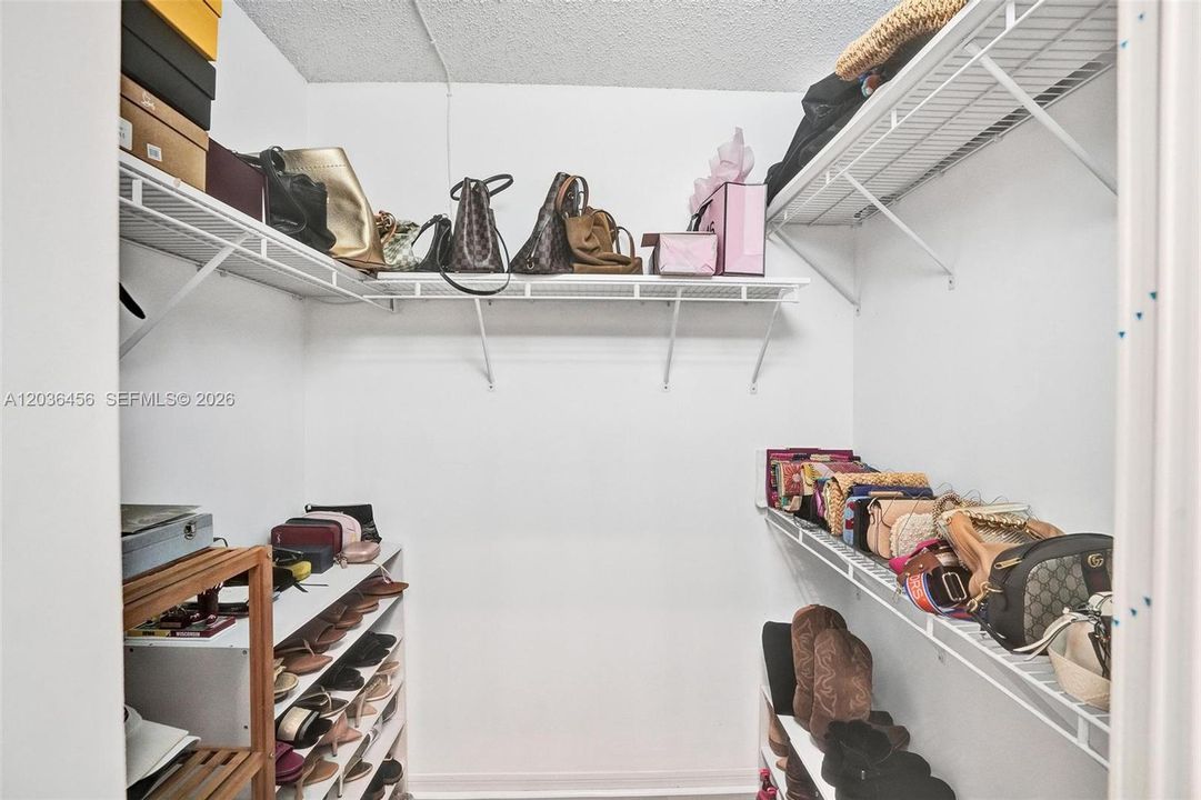 En Venta: $999,000 (3 camas, 3 baños, 2318 Pies cuadrados)