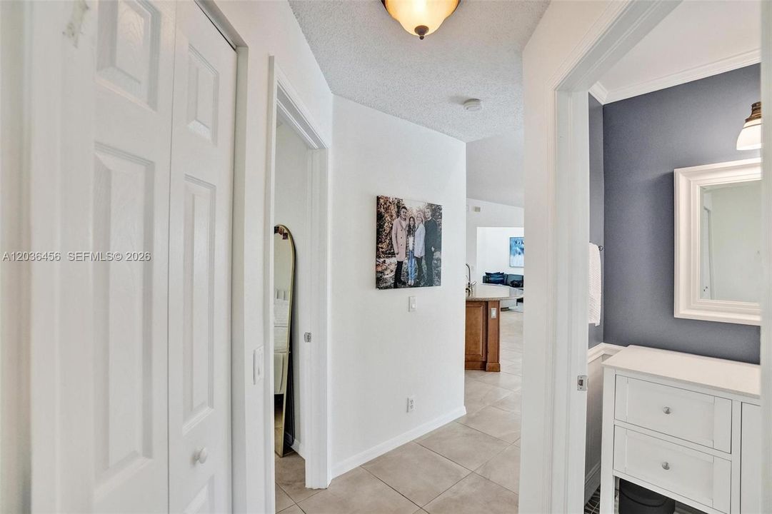 En Venta: $999,000 (3 camas, 3 baños, 2318 Pies cuadrados)