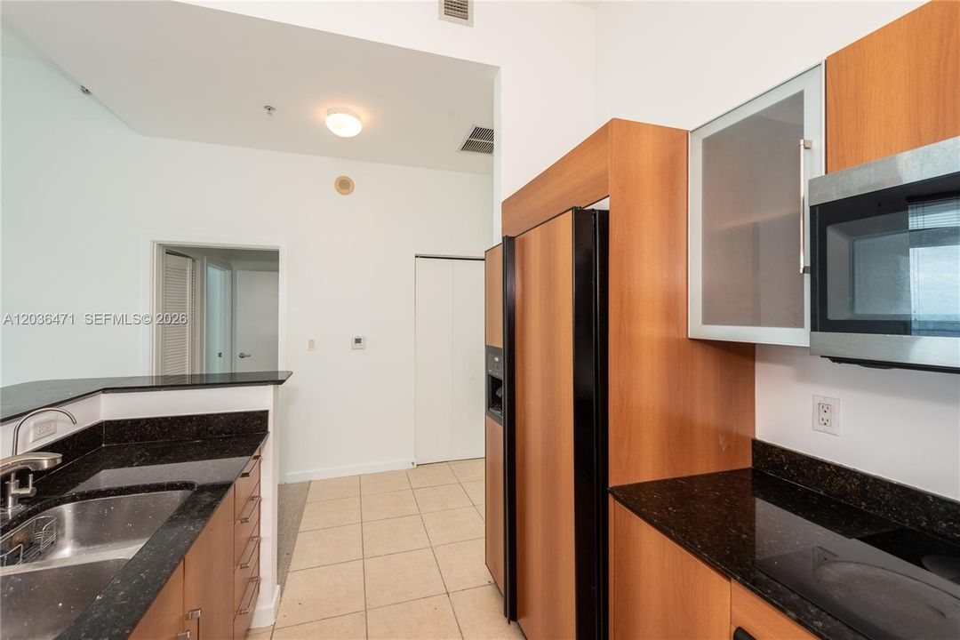 For Rent: $2,600 (1 beds, 1 baths, 846 Square Feet)