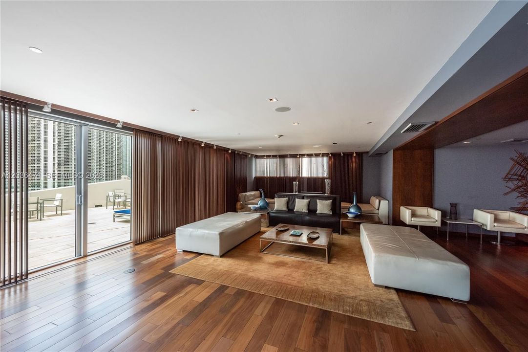 For Rent: $2,600 (1 beds, 1 baths, 846 Square Feet)