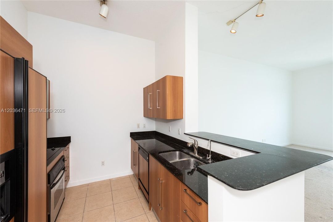 For Rent: $2,600 (1 beds, 1 baths, 846 Square Feet)