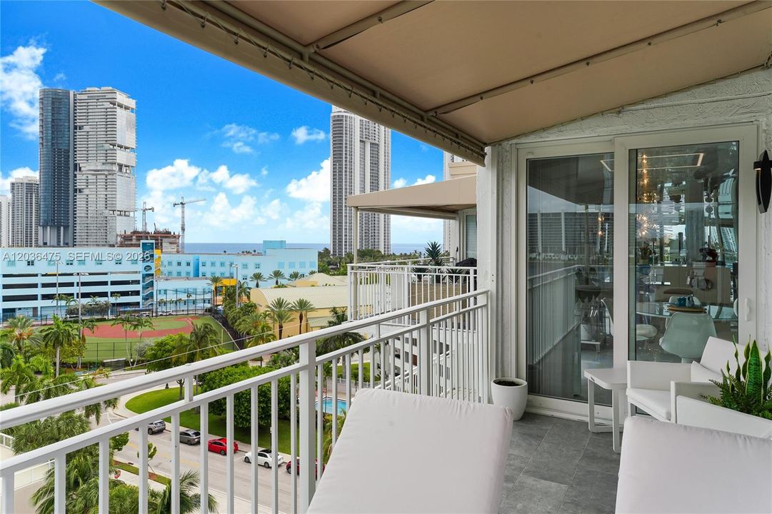 For Sale: $1,275,000 (3 beds, 3 baths, 2220 Square Feet)
