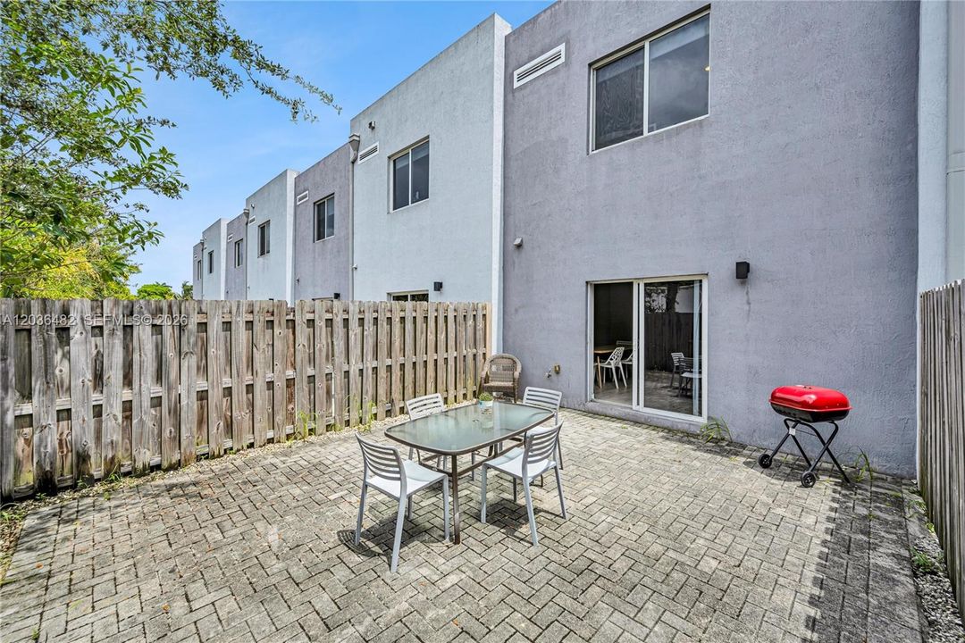 В аренду: $4,000 (3 спален, 2 ванн, 30272 Квадратных фут)