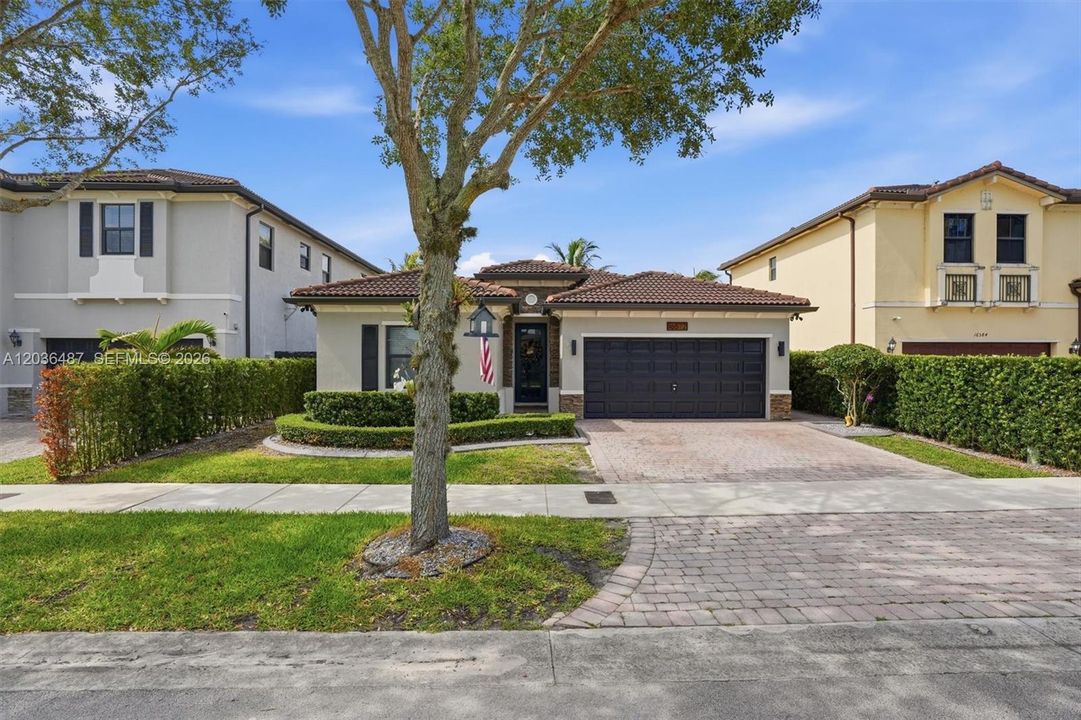 For Sale: $760,000 (4 beds, 3 baths, 1899 Square Feet)