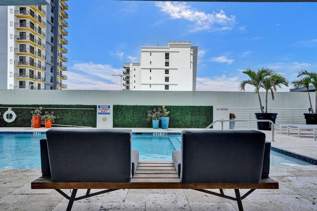 STRADA 315 #1206 POOL SEATING