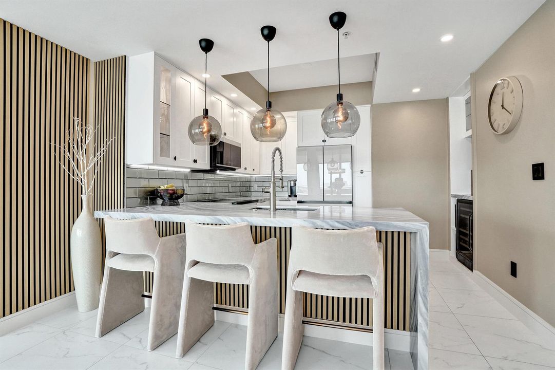 STRADA 315 #1206 KITCHEN W BAR STOOLS