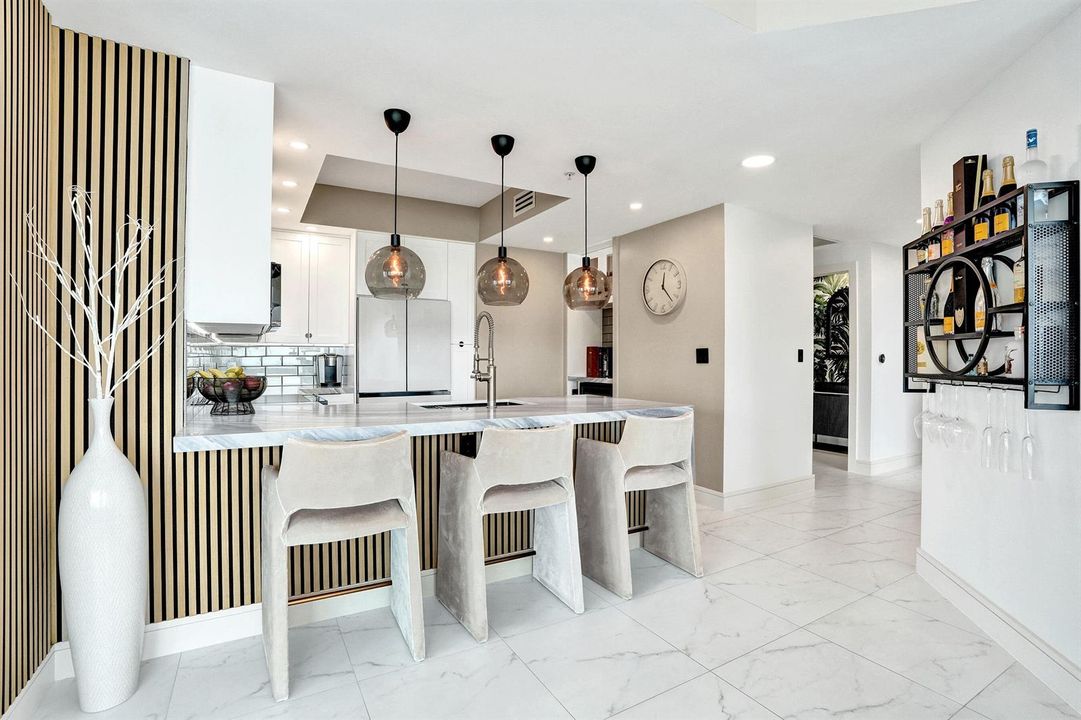 STRADA 315 #1206 KITCHEN WIDE W BAR STOO