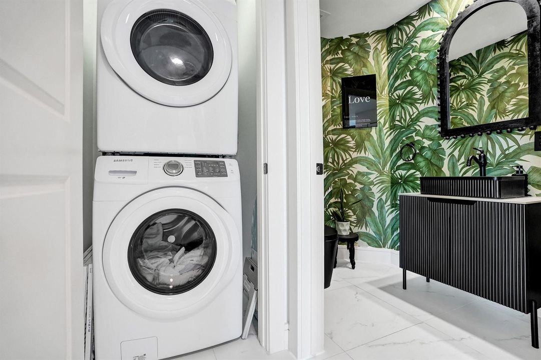 STRADA 315 #1206 LAUNDRY AND POWDER RM