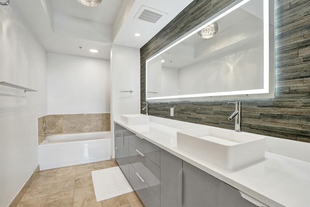 STRADA 315 #1206 MASTER BATH 2