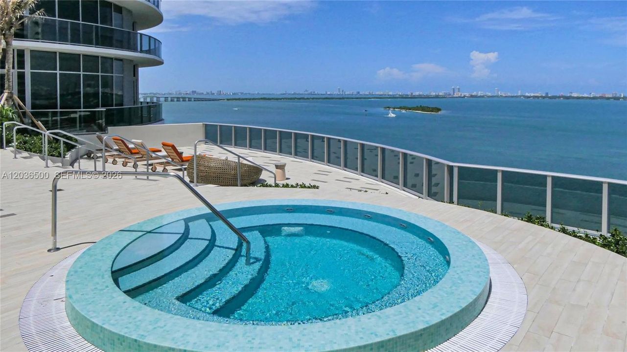 For Sale: $635,000 (1 beds, 2 baths, 979 Square Feet)