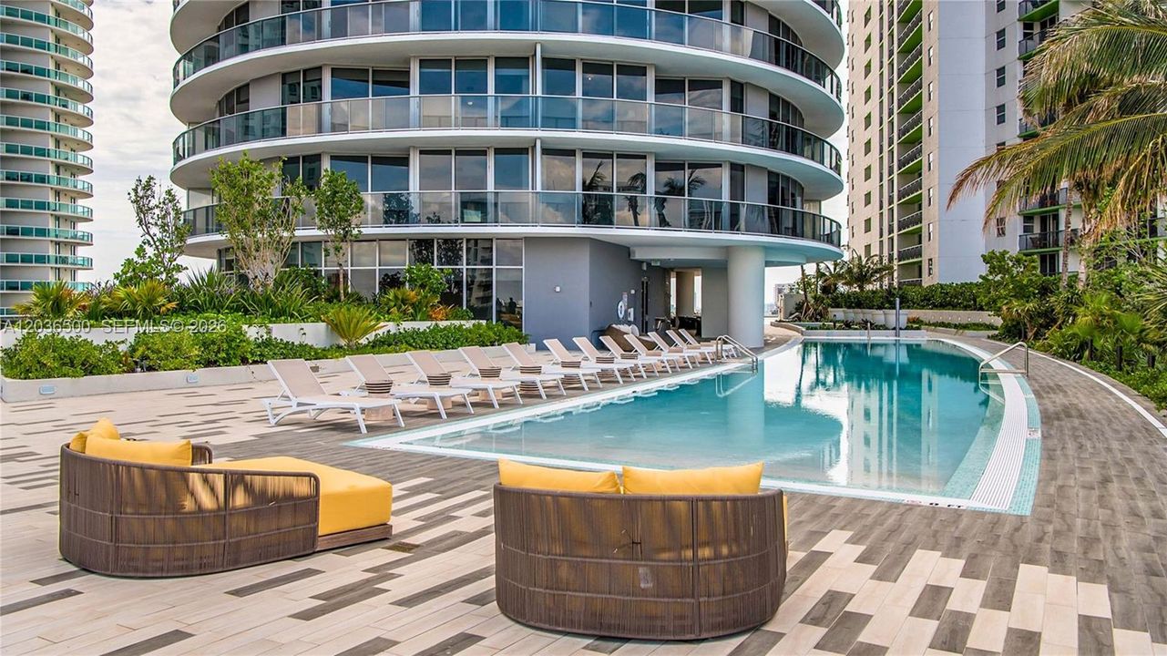 For Sale: $635,000 (1 beds, 2 baths, 979 Square Feet)