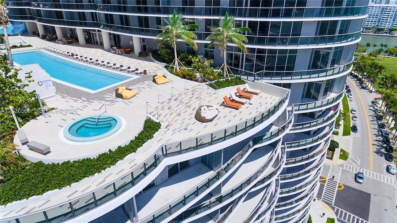 For Sale: $635,000 (1 beds, 2 baths, 979 Square Feet)