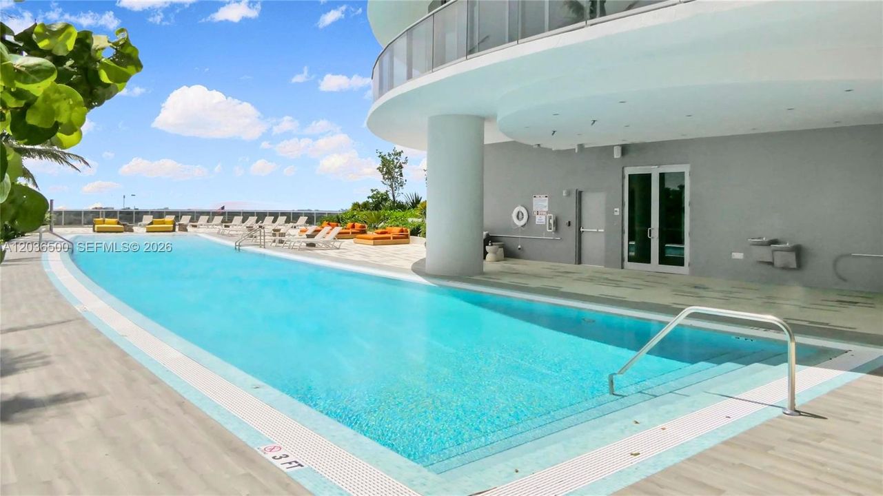 For Sale: $635,000 (1 beds, 2 baths, 979 Square Feet)