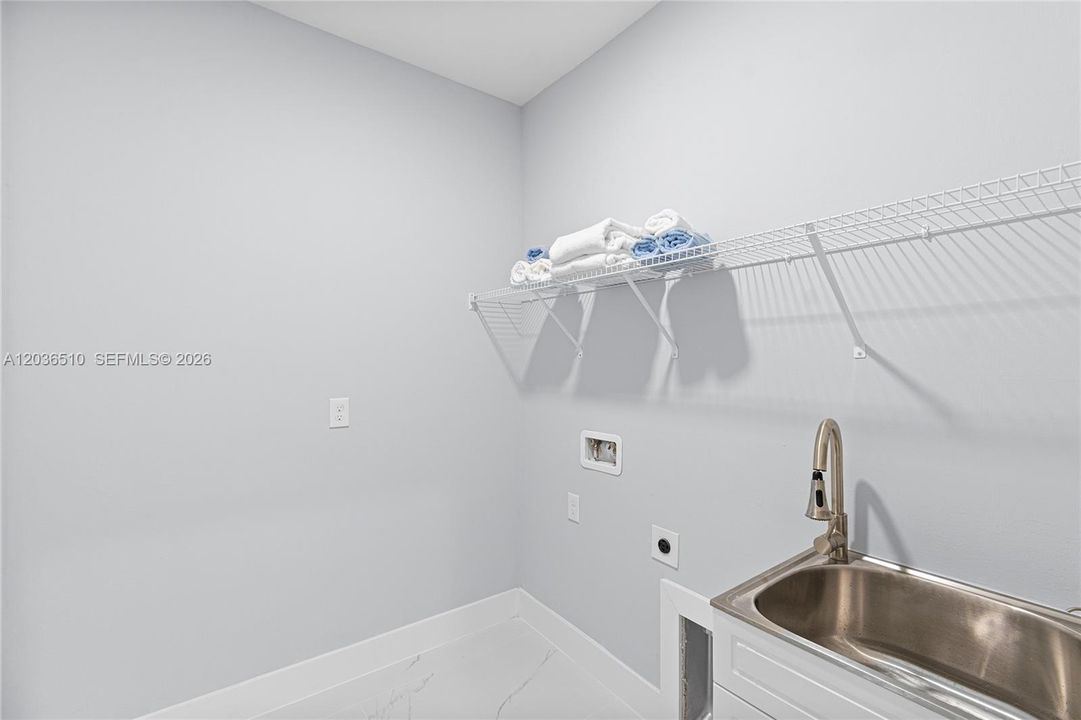 For Sale: $354,900 (3 beds, 2 baths, 1717 Square Feet)
