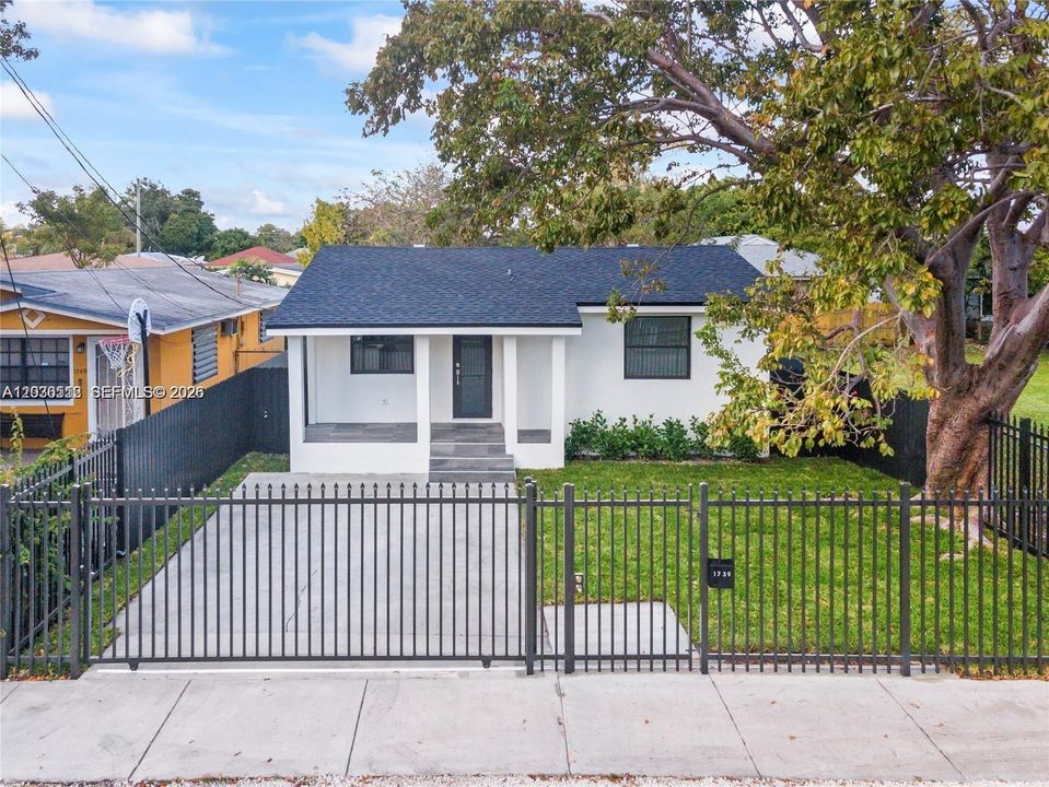 For Sale: $490,000 (3 beds, 2 baths, 812 Square Feet)