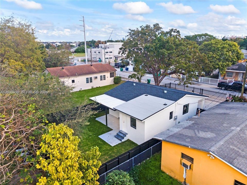 For Sale: $490,000 (3 beds, 2 baths, 812 Square Feet)