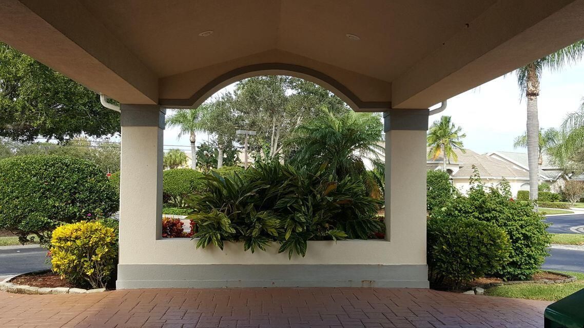 CLUBHOUSE COVERED ENTRY