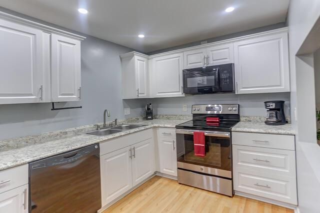 Ktichen with recessed lighting 1010 Gree