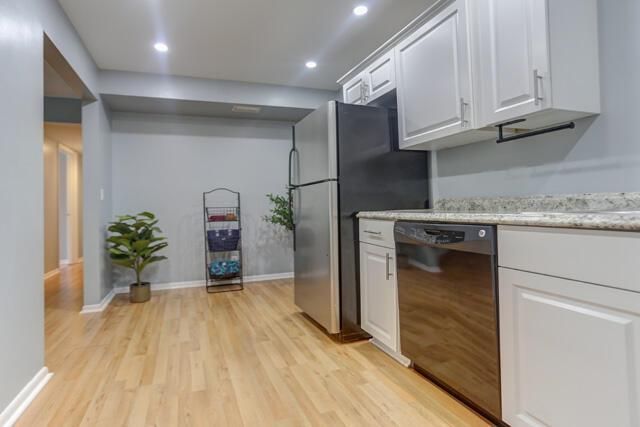 Kitchen with stainless 1010 Green Pine B