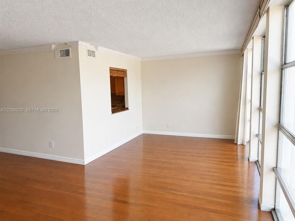 For Sale: $190,000 (1 beds, 1 baths, 924 Square Feet)